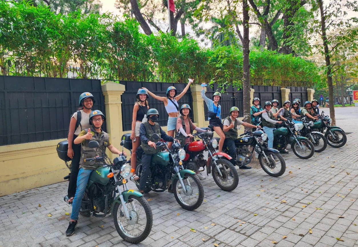 HANOI FOOD TREASURE HUNT TOUR BY VINTAGE MOTORBIKE -HTHM1